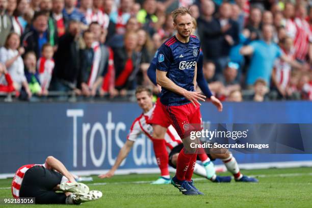 Hirving Lozano of PSV, Siem de Jong of Ajax during the Dutch Eredivisie match between PSV v Ajax at the Philips Stadium on April 15, 2018 in...