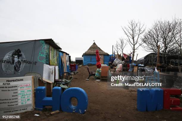 Entrée de la propriété du chef du camp 'la jungle' celui qui attribue les emplacements), Permis de construire, meubles disposés dehors et grosse...