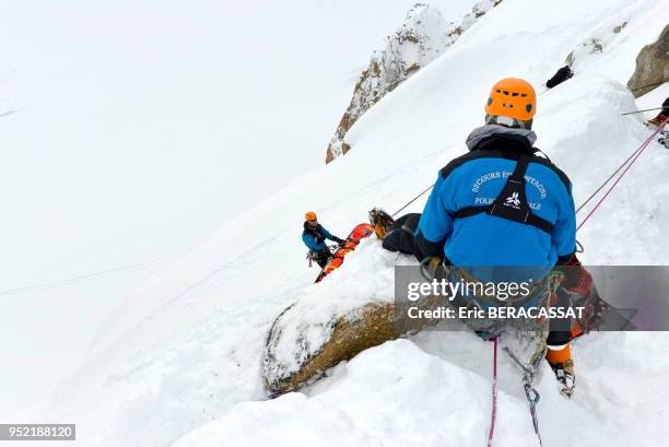 Exercice de secours en montagne par les CRS du Centre National d?entraînement à l?Alpinisme et au Ski , aiguille du midi, massif du Mont-Blanc près...