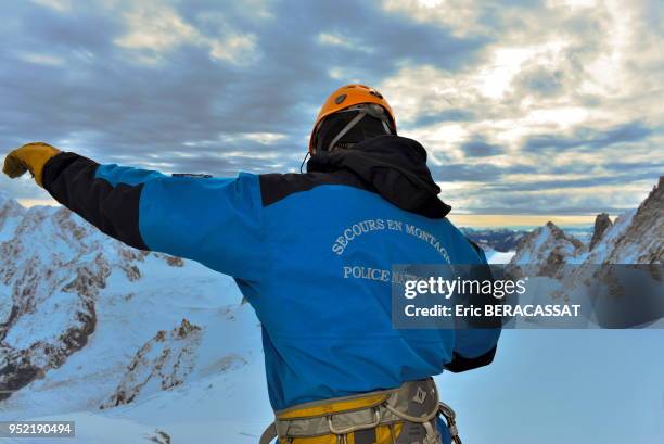 Exercice de secours en montagne par les CRS du Centre National d?entraînement à l?Alpinisme et au Ski .aiguille du midi;massif du Mont-Blanc...