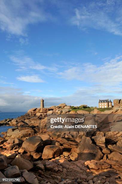 La Côte de Granit Rose à Ploumanac'h avec le phare de Mean Ruz sur la pointe de Squewel, commune de Perros-Guirec.