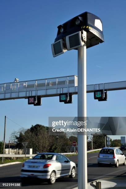 Radar tronçon contrôlant la vitesse moyenne des véhicules sur la distance correspondant au franchissement du pont de Saint-Nazaire sur l'estuaire de...