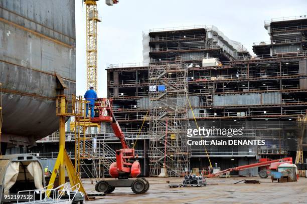 Ouvrier travaillant sur un bloc de la coque d'un paquebot en construction au chantier naval francais STX Europe de Saint-Nazaire, le 1er février 2016...