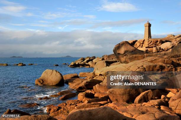 La Côte de Granit Rose à Ploumanac'h avec le phare de Mean Ruz sur la pointe de Squewel, commune de Perros-Guirec.