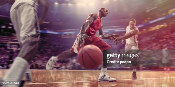 jugador de baloncesto pro dribbling pelota oponentes durante el juego de baloncesto - dribbling sport fotografías e imágenes de stock