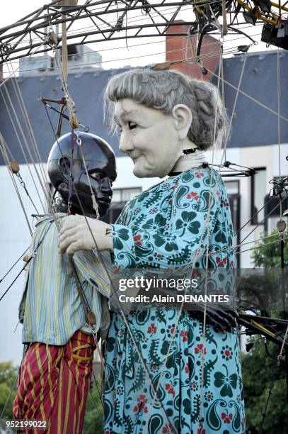 La célèbre troupe de théâtre de rue Royal De Luxe a présenté son nouveau spectacle baptisé ?Le mur de Planck? mettant en scène deux Géants, le 9...