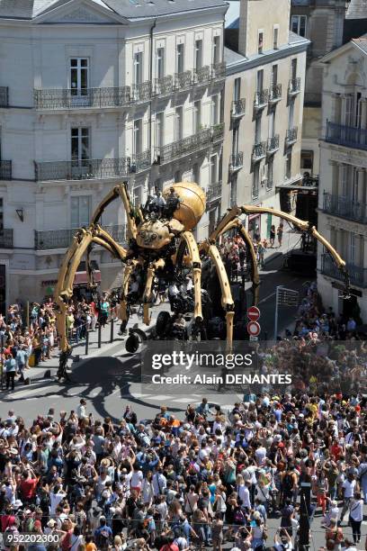 Présentation de l'araignée mécanique géante Kumo créée par la Compagnie La Machine dirigée par Francois Delaroziere dans les rues de la ville de...