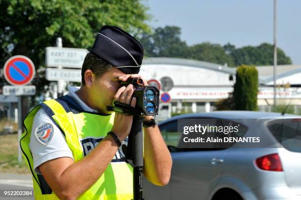 Controle de vitesse de circulation des véhicules avec un radar, un appareil de mesure avec une visée laser par la Police Nationale dans le cadre...