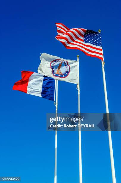 Drapeaux américains et francçais flottant sur les lieux de débarquements des alliés sur les plages de Normandie du 6 Juin 1944, Omaha Beach, le 11...