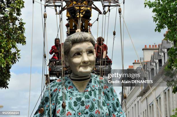 La célèbre troupe de théâtre de rue Royal De Luxe a présenté son nouveau spectacle baptisé ?Le mur de Planck? mettant en scène deux Géants, le 9...