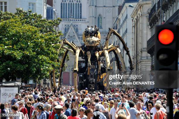 Présentation de l'araignée mécanique géante Kumo, devant la cathédrale, créée par la Compagnie La Machine dirigée par Francois Delaroziere dans les...