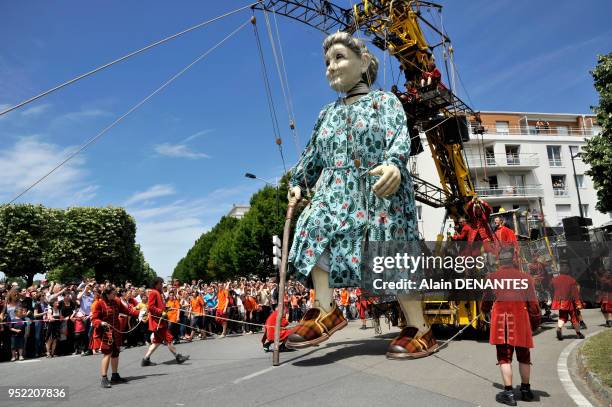 La célèbre troupe de théâtre de rue Royal De Luxe a présenté son nouveau spectacle baptisé ?Le mur de Planck? mettant en scène deux Géants, le 9...