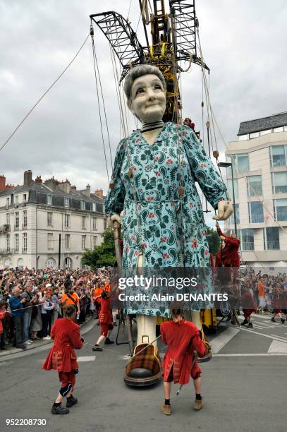 La célèbre troupe de théâtre de rue Royal De Luxe a présenté son nouveau spectacle baptisé ?Le mur de Planck? mettant en scène deux Géants, le 9...