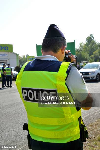 Controle de vitesse de circulation des véhicules avec un radar, un appareil de mesure avec une visée laser par la Police Nationale dans le cadre...