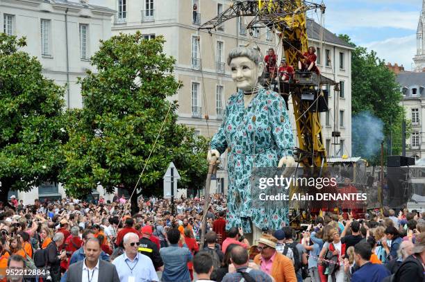 La célèbre troupe de théâtre de rue Royal De Luxe a présenté son nouveau spectacle baptisé ?Le mur de Planck? mettant en scène deux Géants, le 9...