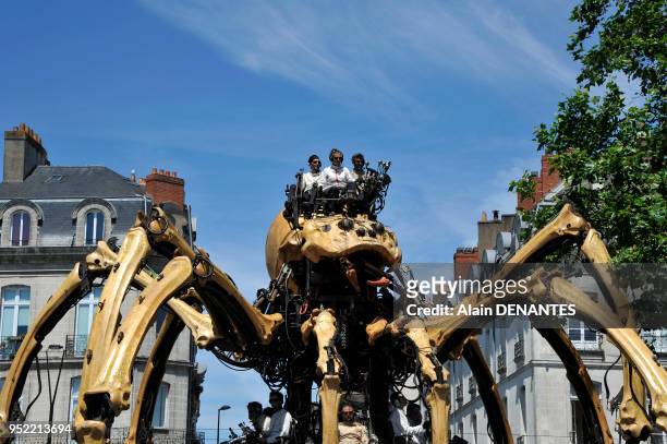 Présentation de l'araignée mécanique géante Kumo créée par la Compagnie La Machine dirigée par Francois Delaroziere dans les rues de la ville de...