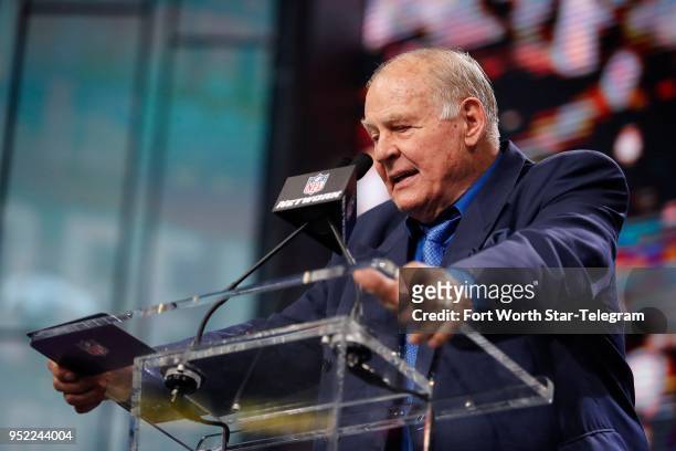 Hall of Famer and former Green Bay Packer Jerry Kramer announces the Packers' 45th overall pick, Iowa cornerback Josh Jackson, in the second round of...
