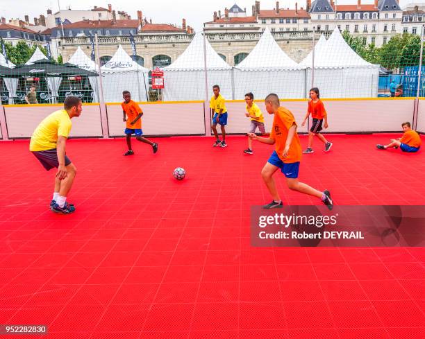 Groupe d'enfants jouant au football dans la fanzone de la place Bellecour pour suivre l'Euro de football 2016 le 10 Juin 2016, Lyon, France.