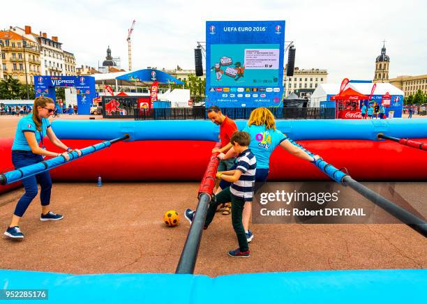 Baby-foot géant dans la fanzone de la place Bellecour pour suivre l'Euro de football 2016 le 10 Juin 2016, Lyon, France.