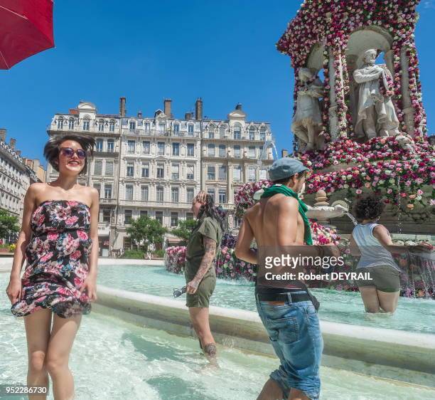 Décorée de 9000 fleurs à l'occasion du nouveau Festival des Roses lancé par la ville des passants profitent de la fraîcheur de la Fontaine des...