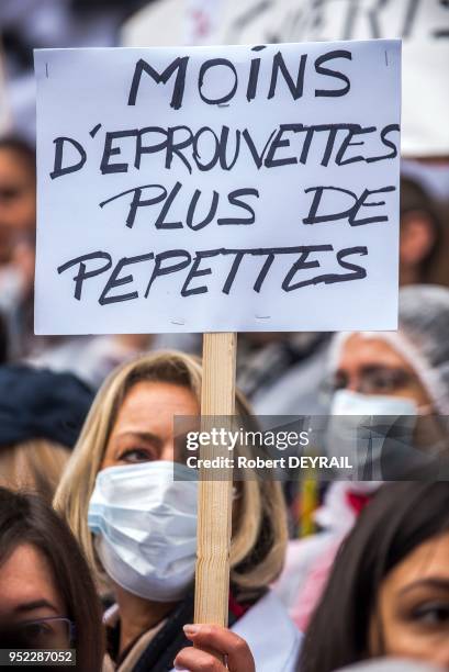 Les policiers de la police scientifique de la région Rhône-Alpes se sont rassemblés devant l'Horel de Ville de Lyon pour protester, contre la baisse...