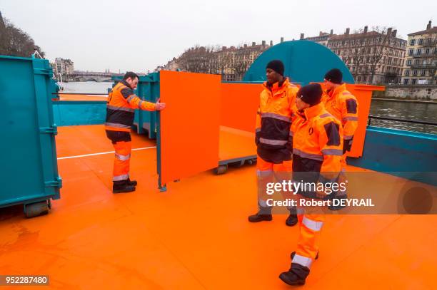 La première déchetterie fluviale d?Europe, initiative expérimentale qui durera deux ans, a été inaugurée le 3 décembre 2016 à Lyon, France. Cette...