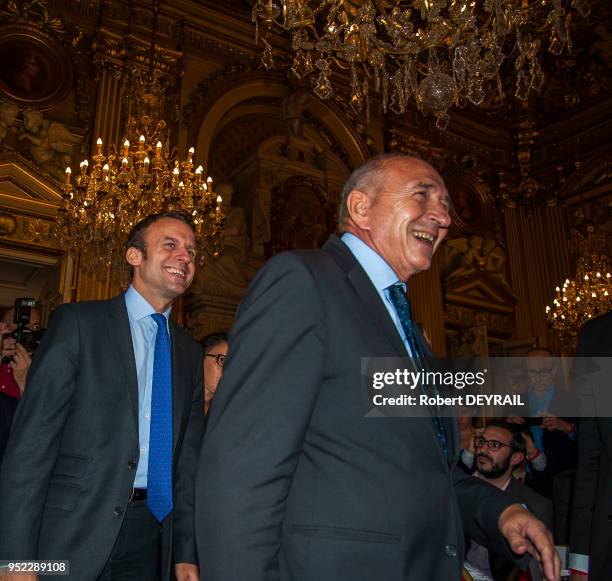 Emmanuel Macron, Ministre de l'Économie et des Finances a été reçu à l'Hotel de Ville de Lyon par Gérard Collomb maire de Lyon, le 2 Juin 2016 à...