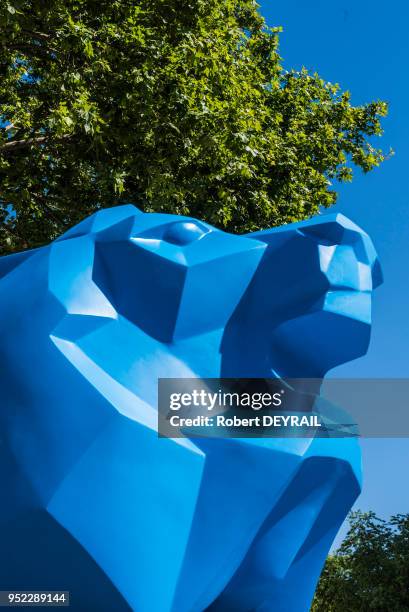 Une sculpture, un lion bleu 'Rue de la République', sur la place de la République le 3 juin 2015 à Lyon, France. Le fonds souverain d'Abu Dhabi,...