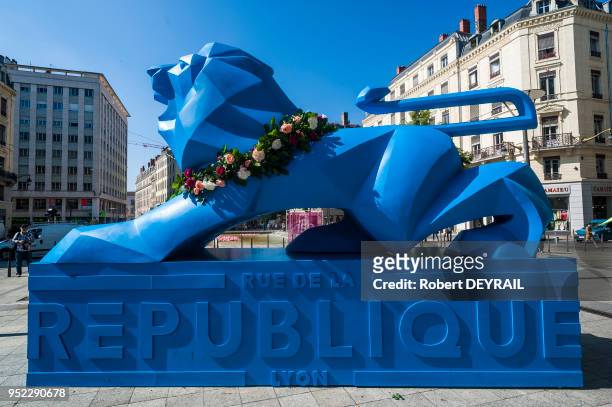 Une sculpture, un lion bleu 'Rue de la République', sur la place de la République le 3 juin 2015 à Lyon, France. Le fonds souverain d'Abu Dhabi,...