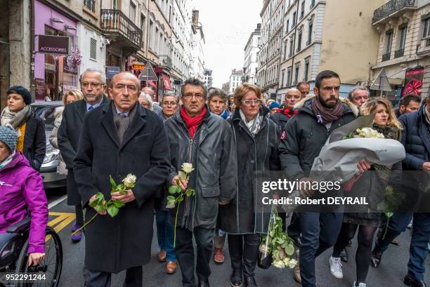 Gérard Collomb et la famille d'Anne-Laure Moreno, victime d'un chauffard, lors de la marche blanche pour lui rendre hommage, le 3 décembre 2016 à...