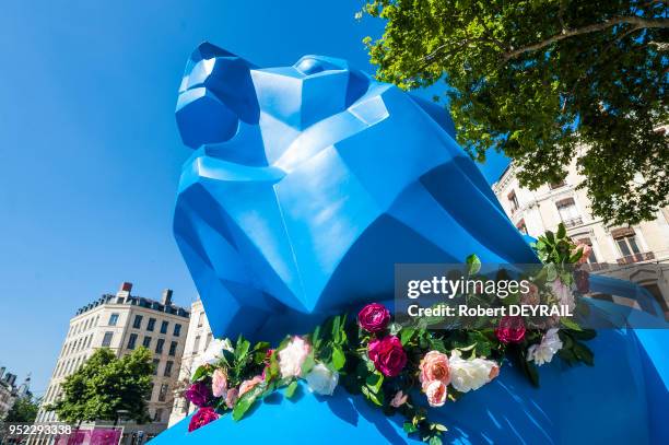 Une sculpture, un lion bleu 'Rue de la République', sur la place de la République le 3 juin 2015 à Lyon, France. Le fonds souverain d'Abu Dhabi,...