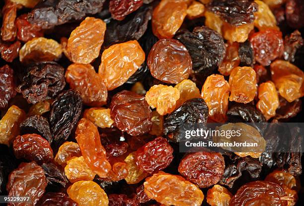 diferentes tipos de pasas deshidratados al sol - sultana raisins fotografías e imágenes de stock