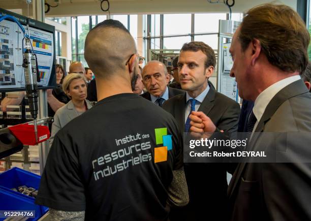 Emmanuel Macron, Ministre de l'Économie et des Finances lors de sa visite du Centre de Formation l'Institut des Ressources Industrielles, le 2 Juin...