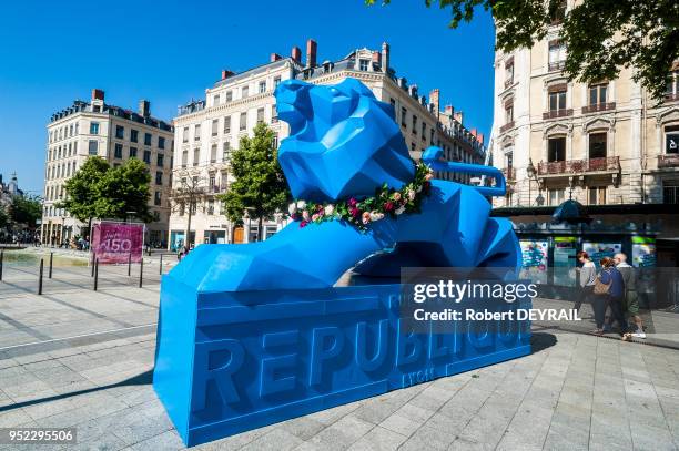 Une sculpture, un lion bleu 'Rue de la République', sur la place de la République le 3 juin 2015 à Lyon, France. Le fonds souverain d'Abu Dhabi,...