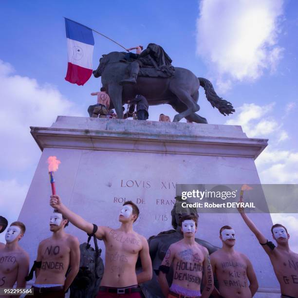 Des dizaines de milliers de manifestants ont défilé dans les rues de la ville pour protester contre le projet de loi sur la famille et les rumeurs...