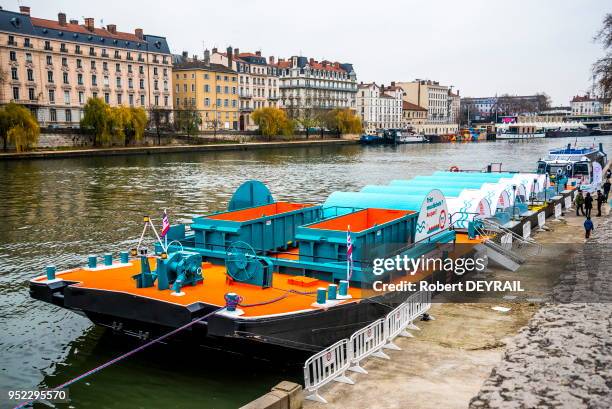 La première déchetterie fluviale d?Europe, initiative expérimentale qui durera deux ans, a été inaugurée le 3 décembre 2016 à Lyon, France. Cette...
