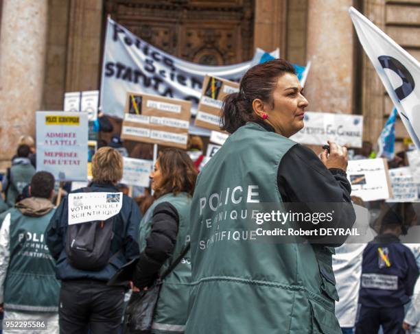 Les policiers de la police scientifique de la région Rhône-Alpes se sont rassemblés devant l'Horel de Ville de Lyon pour protester, contre la baisse...