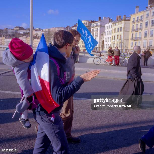 Des dizaines de milliers de manifestants ont défilé dans les rues de la ville pour protester contre le projet de loi sur la famille et les rumeurs...