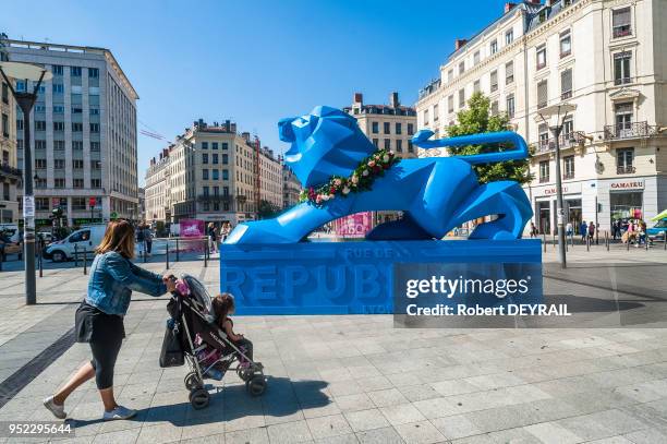 Une sculpture, un lion bleu 'Rue de la République', sur la place de la République le 3 juin 2015 à Lyon, France. Le fonds souverain d'Abu Dhabi,...