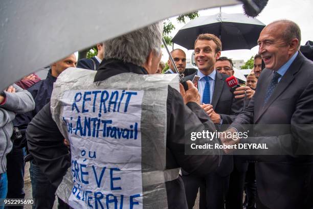 Seule manifestante devant le siège du MEDEF, une retraitée interpelle Emmanuel Macron, Ministre de l'Économie et des Finances, aux côtés de Gérard...
