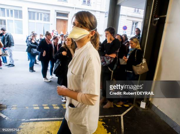 Infirmière de l'hopital Saint Joseph Saint Luc de Lyon lors d'un exercice autour d'un scénario d'attentat terroriste NRBCE le 3 novembre 2015, Lyon,...