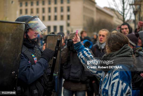 Des Incidents se sont produits à la fin de la manifestation contre la loi EL Khomri qui avait rassemblé 7000 personnes le 9 Mars 2016 à Lyon, France.