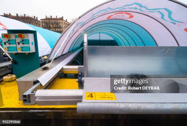 La première déchetterie fluviale d?Europe, initiative expérimentale qui durera deux ans, a été inaugurée le 3 décembre 2016 à Lyon, France. Cette...