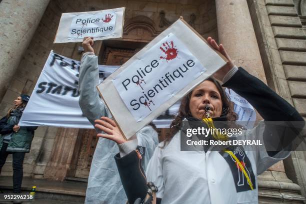 Les policiers de la police scientifique de la région Rhône-Alpes se sont rassemblés devant l'Horel de Ville de Lyon pour protester, contre la baisse...