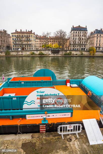 La première déchetterie fluviale d?Europe, initiative expérimentale qui durera deux ans, a été inaugurée le 3 décembre 2016 à Lyon, France. Cette...