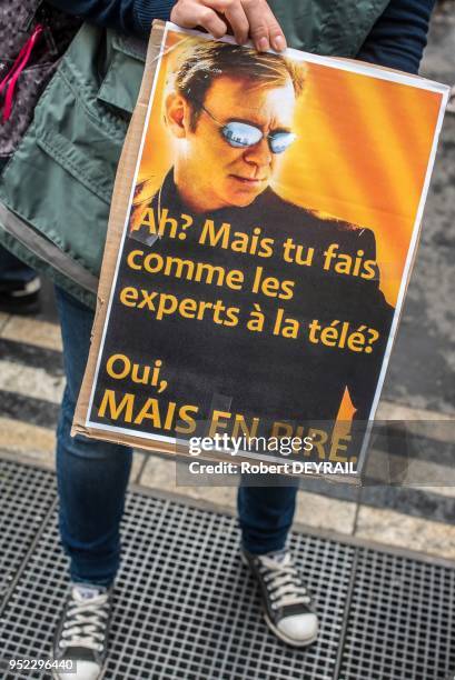 Les policiers de la police scientifique de la région Rhône-Alpes se sont rassemblés devant l'Horel de Ville de Lyon pour protester, contre la baisse...