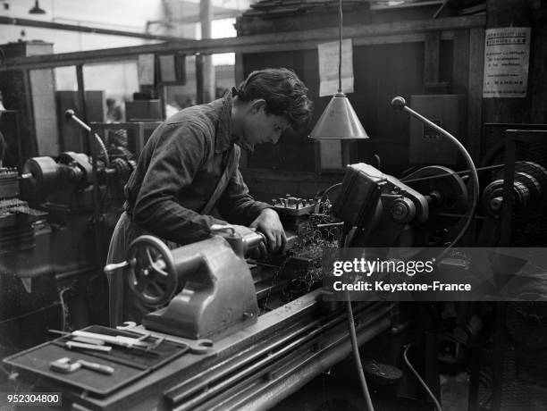 Dans un atelier d'un centre d'apprentissage, à Paris, France en 1952.