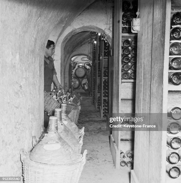 Cave à vin d'un restaurant à Paris, France en 1955.