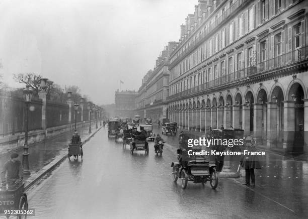 Le passage rue de Rivoli de la voiture 'Dion' modèle 1900 du marquis de Dion-Bouton suivie des Vieux du Volant se dirige vers le musée des Arts et...