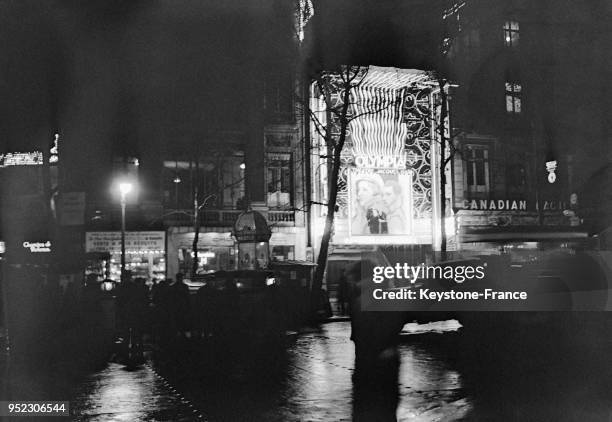 Façade de l'Olympia éclairée la nuit, à Paris, France circa 1930.